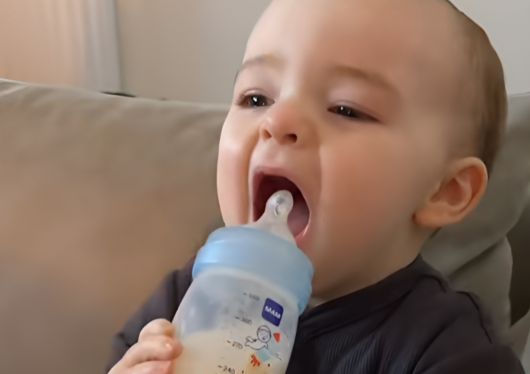 결혼 7년 차 부부, 유치원 단체사진에서 나란히 앉아 있었던 사실 뒤늦게 발견했다. / 사진=SNS 캡처