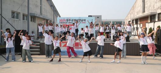 청주공예비엔날레 조직위원회는 올해 행사는 앞선 비엔날레에서 보지 못했던 차별화된 비엔날레를 목격하게 될 것이라고 자부했다. 사진은 지난달 27일 열린 D-100일 행사 때 모습. 청주공예비엔날레 조직위 제공