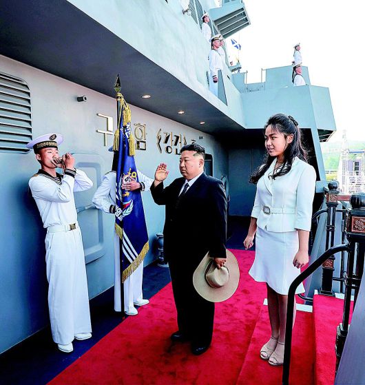 김정은보다 ‘높은 자리’ 선 딸 주애 김정은 북한 국무위원장(가운데)과 딸 주애(오른쪽)가 12일 북한 나진조선소에서 진행된 신형 5000t급 구축함 강건호 진수 기념식에서 해군 수병의 경례를 받고 있다. 노동신문 뉴스1