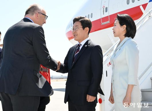 이재명 대통령과 김혜경 여사가 16일 (현지시간)  G7 정상회의에 참석하기 위해 캘거리공항에 도착해 환영나온  세바스띠엥 까리에르(왼쪽) 캐나다 외교부 의전장과 악수를 하고 있다. 송은석 기자 silverstone@donga.com