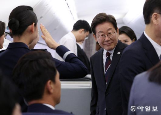 이재명 대통령이 16일 G7 정상회의 참석을 위해 캐나다 캘거리로 향하는 공군 1호기 기내에서 기자회견을 하기 위해 이동하고 있다. 2025.6.16. 송은석 기자 silverstone@donga.com