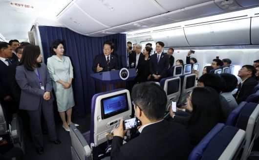 이재명 대통령이 16일(현지 시간)  주요 7개국(G7) 정상회의 참석을 위해 캐나다 앨버타주 캘거리로 향하는 공군 1호기에서 기자간담회를 하고 있다. 2025.06.17. [캘거리=뉴시스]