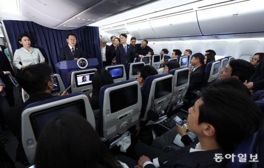 이재명 대통령이 16일 G7 정상회의 참석을 위해 캐나다 캘거리로 향하는 공군 1호기 기내에서 기자회견을 하고 있다. 2025.6.16. 대통령실사진기자단 송은석 기자 silverstone@donga.com