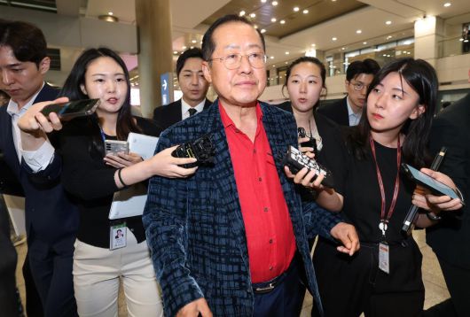 국민의힘 대선 경선에서 탈락한 뒤 정계 은퇴를 선언하고 하와이로 떠났던 홍준표 전 대구시장이 17일 인천국제공항을 통해 귀국하고 있다. 2025.6.17 뉴스1