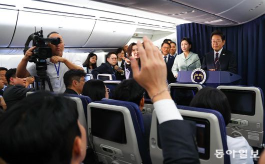 주요 7개국(G7) 정상회의 참석차 캐나다를 방문하는 이재명 대통령이 16일 공군 1호기에서 브리핑을 하고 있다. 송은석 기자 silverstone@donga.com