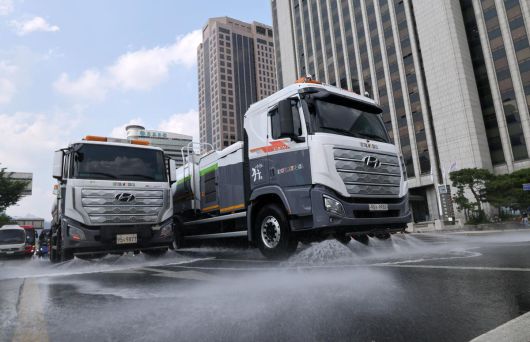 서울 최고기온이 29도까지 오르는 등 초여름 날씨를 보인 17일 서울 중구 태평로에서 살수차량들이 물을 뿌리며 도로의 열을 식히고 있다.  서울시는 도심 열섬 현상을 완화하기위해 쿨링포그와 쿨링로드 등을  9월30일까지 가동한다고 밝혔다.  2025.6.17/뉴스1