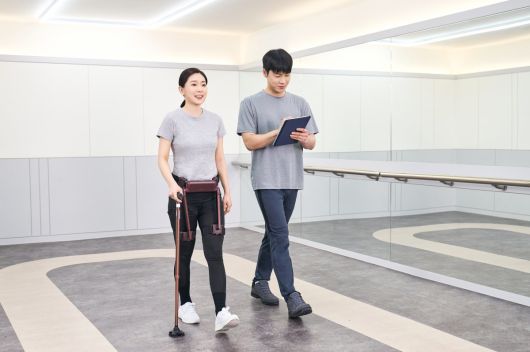 서울 송파구 윔 보행운동센터에서 보행 보조 웨어러블 로봇 ‘윔 S’를 착용한 사용자가 보행 상태를 측정하고 있다.