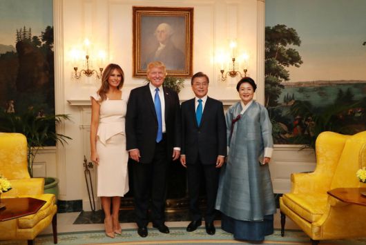 문재인 전 대통령과 부인 김정숙 여사가 2017년 6월 29일(현지 시간) 미국 워싱턴 백악관에서 도널드 트럼프 미국 대통령과 부인 멜라니 트럼프 여사와 만나 기념촬영을 하고 있다. (청와대) 뉴스1