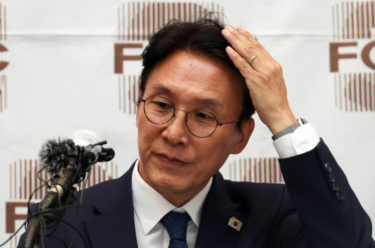 김민석 국무총리 후보자가 17일 오후 서울 중구 프레스센터에서 열린 외신기자간담회에서 머리를 넘기고 있다. 2025.6.17 사진공동취재