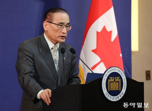 주요국 (G7) 정상회의 일정이 마무리된 17일 저녁 (현지시각) 위성락 국가안보실장이 캐나다 알바타주 캘거리 프레스센터에서 브리핑을 하고 있다. 2026.6.17 송은석 기자 silverstone@donga.com