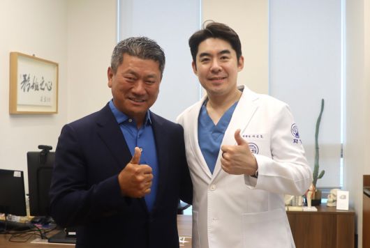 자생한방병원 의료진은 최경주 선수에게 추나요법과 침·약침, 한약 처방 등 한의 통합 치료를 실시했다. 한의 통합 치료는 대표적인 비수술 치료법으로 빠른 복귀를 원하는 운동선수나 회복력이 떨어지는 중장년층에게 효과적이다. 사진은 프로 골퍼 최경주 선수(왼쪽)와 자생한방병원 이진호 병원장. 자생한방병원 제공