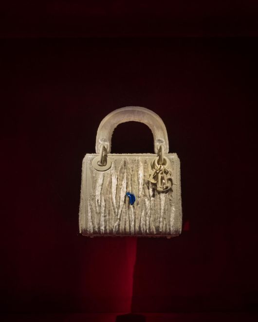 이번 전시에서 처음으로 공개된 이우환 작가의 디올 레이디 아트. © KYUNGSUB SHIN