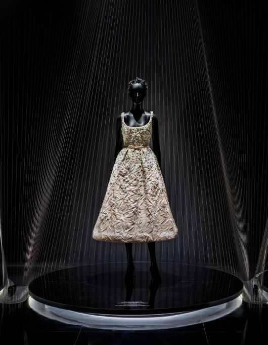 마리아 그라치아 치우리가 디자인한  진주 자수 장식의 러플 실크 새틴 드레스. 글로벌 앰버서더 지수가 2023년 도쿄 전시회 개막식에서 입었다. © KYUNGSUB SHIN