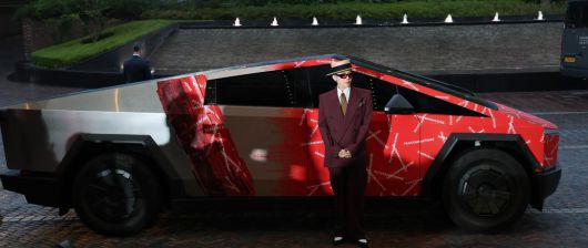 빅뱅 지드래곤(GD,권지용)이 13일 오후 서울 용산구 그랜드 하얏트 서울 호텔에서 열린 ‘피스마이너스원 프리미엄 하이볼 론칭 파티-더 시그널(THE SIGNAL)’ 참석해 PEACEMINUSONE 로고가 새겨진 사이버트럭 앞에서 포즈를 취하고 있다. ⓒ News1