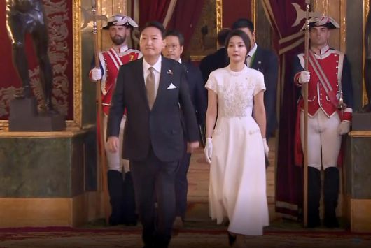 윤석열 전 대통령과 김건희 여사가 2022년 6월 28일(현지 시간) 스페인 마드리드 왕궁에서 열린 펠리페 6세 스페인 국왕 내외 주최 만찬에 참석하고 있다. (나토정상회의 사무국 영상 캡쳐) 뉴스1