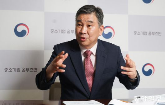 최승재 중소기업 옴부즈만은 17일 동아일보와의 인터뷰에서 “규제 개혁은 기업 활동에 즉각적으로 긍정적인 영향을 준다”며 “경기가 어려운 상황에서는 더욱 해야 할 일”이라고 강조했다. 박형기 기자 oneshot@donga.com