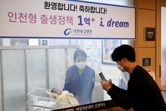 2024년 1월 1일 인천 남동구 가천대길병원 신생아실에서 인천형 출생 정책인 ‘아이 플러스 1억 드림’ 첫 수혜 신생아가 태어났다. 인천시 제공