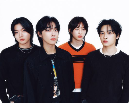 최근 대형 기획사의 아이돌 밴드부터 인디밴드까지 밴드 음악이 폭넓게 사랑받고 있다. 댄스 위주의 K팝 음악에 다양성을 더하고 있다는 평가가 나온다. 최근 미니 3집 ‘난 네 편이야, 온 세상이 불협일지라도’를 낸 QWER(첫 번째 사진)과 데뷔 10년 만에 전성기를 맞은 데이식스(두 번째 사진), 신예 밴드 드래곤포니. 뉴스1·JYP 안테나 제공