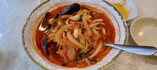 경기 파주시 금촌동 ‘덕성원’의 짬뽕. 트렌드를 따르지 않고 ‘옛날 음식’을 낸다. 김도언 소설가 제공