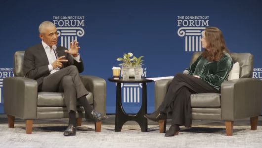 2025년 6월 17일(현지시간), 미국 코네티컷주 하트퍼드에서 열린 ‘코네티컷 포럼’ 행사에서 버락 오바마 전 대통령이 역사학자 헤더 콕스 리처드슨과 미국 민주주의의 위기에 대해 대화를 나누고 있다. 오바마는 “민주주의는 자동으로 작동하지 않는다”며, 헌법을 지키려는 실천이 필요하다고 강조했다. (사진=CTForum)