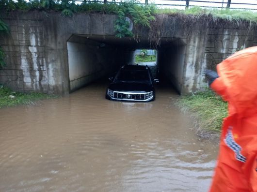 20일 오전 5시 47분께 경기 고양시 대화동 한 지하터널에서 차량이 침수된 모습(경기도북부소방재난본부 제공) 뉴스1