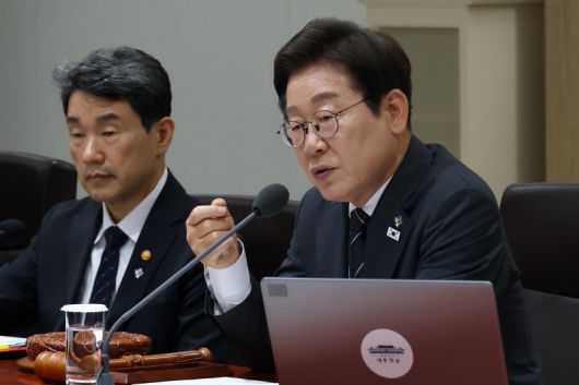 이재명 대통령(오른쪽)이 19일 용산 대통령실에서 국무회의를 주재하고 있다. 이 대통령은 이날 “건전재정이나 재정균형의 원칙도 매우 중요하지만, 지금은 (경제 상황이) 너무 침체가 심해서 정부의 역할이 필요할 때”라며 “국가 재정을 이제 사용할 때가 됐다”고 말했다. 이날 국무회의에서는 20조2000억 원 규모의 추가경정예산(추경)안이 의결됐다. 대통령실사진기자단