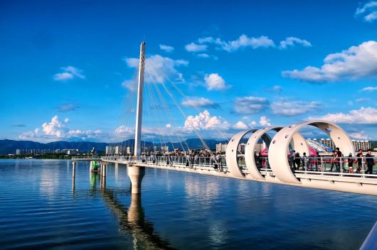 바닥이 투명 강화유리로 된 소양강 스카이워크. 짜릿함을 즐기면서 멋진 사진을 만들 수 있는 명소다.