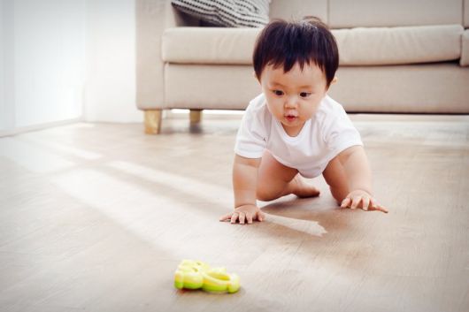 1~3세 아동은 무엇이든 입에 넣는 습성 때문에 이물질 삼킴이나 흡인 사고가 자주 발생한다. 특히 자석, 리튬 건전지, 워터비즈처럼 위험성이 높은 이물질은 장기 손상이나 질식을 유발해 응급 처치가 필요하다. 출처-게티이미지뱅크