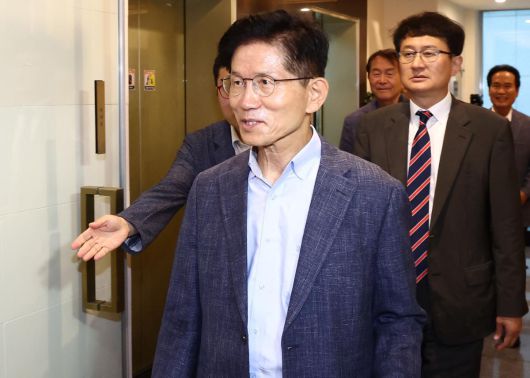 김문수 전 국민의힘 대통령 후보가 20일 대선 후 캠프 관계자들과 오찬을 하기 위해 서울 여의도의 한 중식당으로 들어가고 있다. 뉴스1