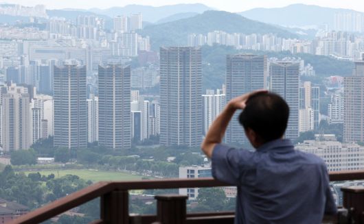 서울 아파트값이 꾸준히 오르면서 6월 셋째 주 매매가격 상승률이 주간 기준으로는 6년 9개월 만에 최대 상승폭을 기록했다. 한국부동산원의 전국 주간 아파트가격 동향 조사 결과에 따르면 서울은 20주 연속 상승세를 이어가고 있으며, 6월16일 0.36%로 상승폭이 점차 커지고 있다. 사진은 19일 서울 남산에서 바라본 서울 아파트의 모습. 뉴시스