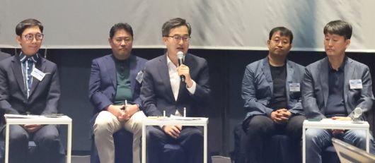 19일 경기 수원시 라마다프라자호텔에서 열린 주4.5일제 시범사업 업무협약에서 김동연 경기도지사(가운데)가 발언하고 있다. 경기도 제공