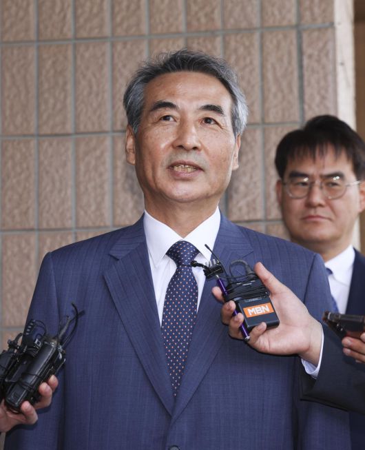 윤석열 전 대통령 부인 김건희 여사 관련 의혹을 수사하는 민중기 특별검사가 19일 경기 과천 고위공직자범죄수사처 청사 밖에서 취재진 질문에 답하고 있다. 2025.06.19. 뉴시스