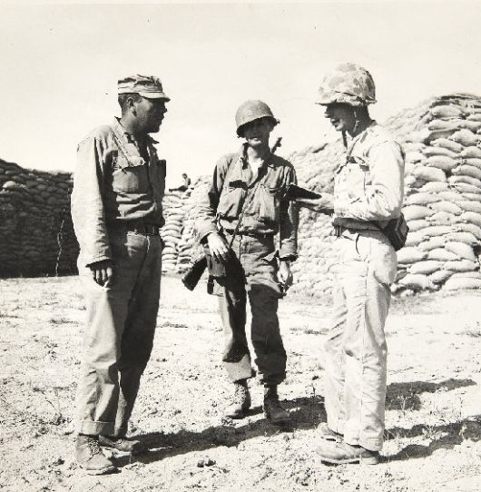 미국 UP통신(현 UPI) 종군기자였던 잭 제임스(오른쪽)가 6·25전쟁 당시 미군 2명을 인터뷰하는 모습. 1950년 늦여름 부산 전선에서 찍은 사진으로 추정된다. 대한민국역사박물관 제공