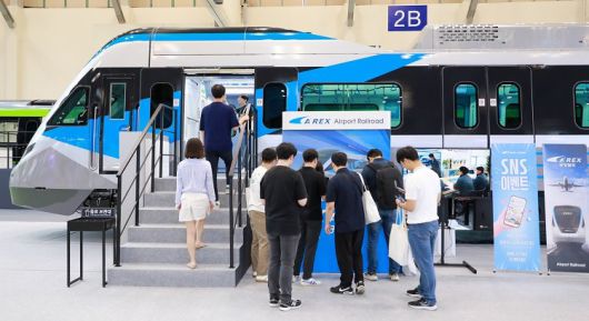 공항철도 홍보부스에서 SNS 이벤트를 진행하고 있다. 사진제공=공항철도