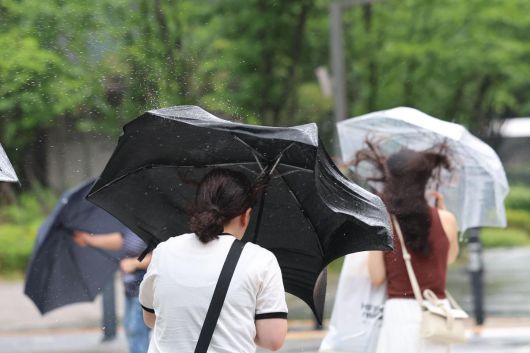 장맛비에 돌풍까지 중부지방에서 본격적인 장마가 시작된 20일 서울 영등포구 여의도역 인근에서 우산을 쓴 시민들이 발걸음을 재촉하고 있다. 이날 수도권을 중심으로 강한 바람을 동반한 많은 비가 내리면서 침수 피해가 잇따랐다. 뉴시스