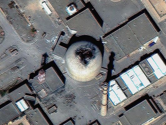 이스라엘 정밀 타격… 구멍 난 이란 핵시설 지붕 이란 핵 시설인 아라크 중수로가 19일(현지 시간) 이스라엘의 공습을 받아 지붕에 큰 구멍이 생겼다. 이스라엘은 13일부터 이란의 핵과 군사 시설에 대한 공격을 이어가고 있다. 19일과 20일에도 이스라엘군은 이란 수도 테헤란의 미사일 생산 시설 및 핵무기 연구개발 기관을 공습했다고 밝혔다. 아라크=AP 뉴시스