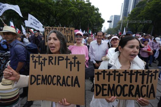 멕시코시티 시민들이 이달 1일 ‘근조(謹弔) 민주주의’라고 쓴 피켓을 들고 판사 선거제 시행을 반대하는 시위를 하고 있다. 신화 뉴시스