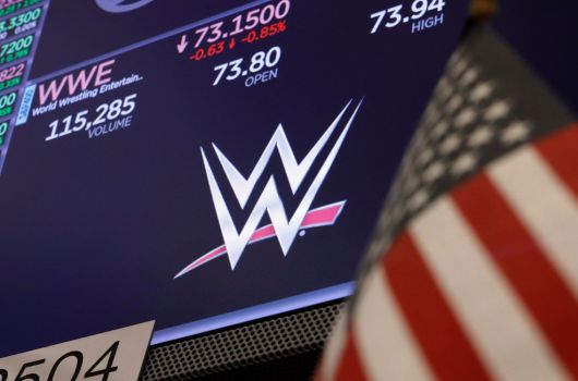 넷플릭스는 올해부터 WWE 인기 프로레슬링 프로그램 ‘Raw’를 생중계한다. 10년 중계권료가 50억 달러나 되지만 주1 회, 1년 52회 경기가 열리는 걸 고려하면 그렇게 비싼 건 아니라는 게 넷플릭스 입장이다. AP 뉴시스