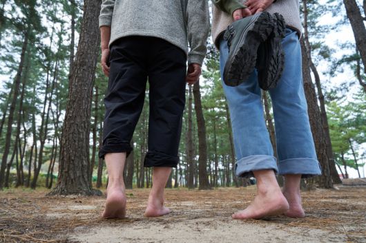 노르웨이 연구진이 하루 100분 이상 걷는 사람은 만성 요통 위험이 23% 낮다고 발표했다. 걷기는 단순하지만 효과적인 예방법으로 주목받는다. (사진=게티이미지뱅크)