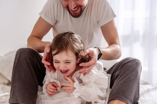 《뉴욕타임스》 기자 수전 도미너스는 자신의 책을 위해 뛰어난 성과를 낸 형제자매를 둔 여섯 가족을 인터뷰했다. 이들은 각자 다른 배경을 가졌지만, 자녀 양육 방식에서 공통된 특징들을 보였다. (사진=게티이미지뱅크)
