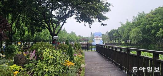 진주의 관광 캐릭터 ‘하모’가 배치된 초전공원.