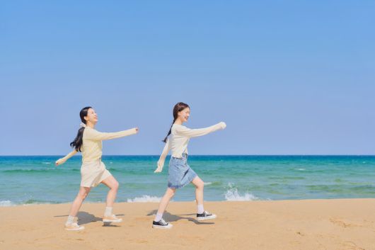 노르웨이 연구진이 하루 100분 이상 걷는 사람은 만성 요통 위험이 23% 낮다고 발표했다. 걷기는 단순하지만 효과적인 예방법으로 주목받는다. (사진=게티이미지뱅크)