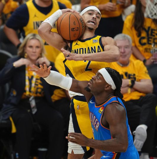 인디애나의 가드 앤드루 넴하드(위)가 20일 안방에서 열린 미국프로농구(NBA) 파이널 6차전 후반전에 오클라호마시티의 가드 루겐츠 도트를 제치고 리바운드를 잡아내고 있다. 인디애나폴리스=AP 뉴시스