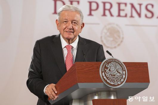 2024년 7월 5일 기자회견을 하고 있는 안드레스 마누엘 로페스 오브라도르(AMLO) 전 대통령. 출처 멕시코 사진작가 EneasMx, 위키미디어
