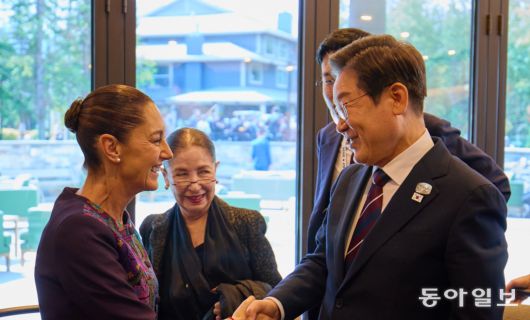 이재명 대통령과 클라우디아 셰인바움 멕시코 대통령(왼쪽)이 17일(현지시간) 캐나다 앨버타주 캐내내스키스 G7 정상회의장에서 열린 한·멕시코 정상회담에서 악수하고 있다. 송은석 기자 silverstone@donga.com