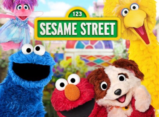 미국의 대표 어린이 프로그램 세서미 스트리트는 비영리 단체인 세서미 워크숍이 제작한다. 10년 동안 미국의 대표 케이블 방송인 HBO에서 방송됐지만 지난해 말 계약이 종료됐다. 미국엔 공영방송 PBS가 있긴 하지만, 트럼프 행정부의 예산 삭감으로 제작을 지원할 여력이 없었다. 지난 5월 넷플릭스가 배급계약을 맺으면서 세서미 스트리트는 다시 제작이 가능해졌을 뿐 아니라, PBS를 통해 무료로도 볼 수 있게 됐다. 세서미 스트리트 홈페이지