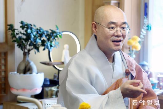 묘장 스님은 “형식과 틀에 얽매이지 않고 부처님의 근본 가르침을 시대에 맞게 실천하다 보면 지금보다 나은 세상을 이룰 수 있을 것”이라며 “소외된 이웃의 아픔을 보듬고 그들과 같이 정진해 나눔의 꽃을 피워내겠다”라고 말했다. 장승윤 기자 tomato99@donga.com