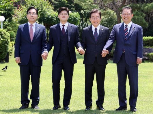 이재명 대통령이 22일 한남동 관저에서 여야 지도부와 오찬에 앞서 기념촬영하고 있다. 왼쪽부터 국민의힘 송언석 원내대표, 김용태 비상대책위원장, 이 대통령, 김병기 더불어민주당 당대표 직무대행 겸 원내대표. (대통령실통신사진기자단) 뉴시스