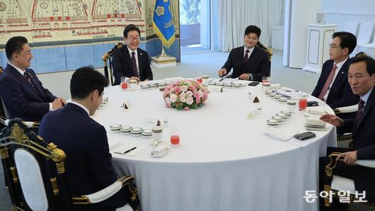 이재명 대통령이 22일 서울 한남동 관저에서 여야 지도부와 오찬 회동을 하고 있다. 2025.6.22.송은석 기자 silverstone@donga.com