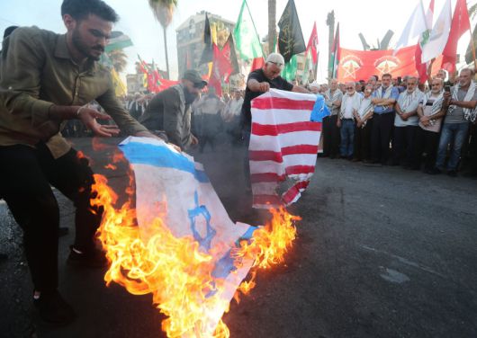 중동, 반미 여론 고조 21일 레바논 남부 시돈에서 일어난 대규모 반(反)이스라엘·반미 시위에 참여한 사람들이 이스라엘의 이란 공격을 비판하며 양국 국기를 태우고 있다. 13일부터 이스라엘과 이란의 무력 공방이 이어지면서 중동 전역에서 이스라엘과 공습을 지원한 미국에 대한 반감이 분출되고 있는 가운데, 미국의 참전으로 반미 여론은 더욱 강해질 것으로 보인다. 시돈=AP 뉴시스